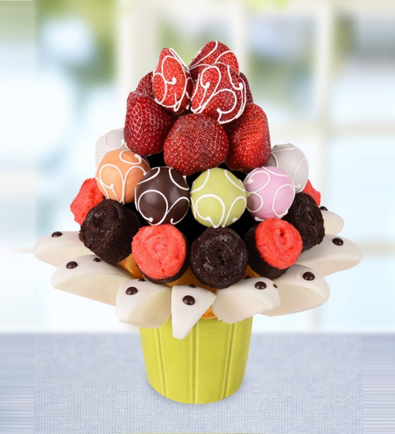 Tatlı Çilekler Sepeti